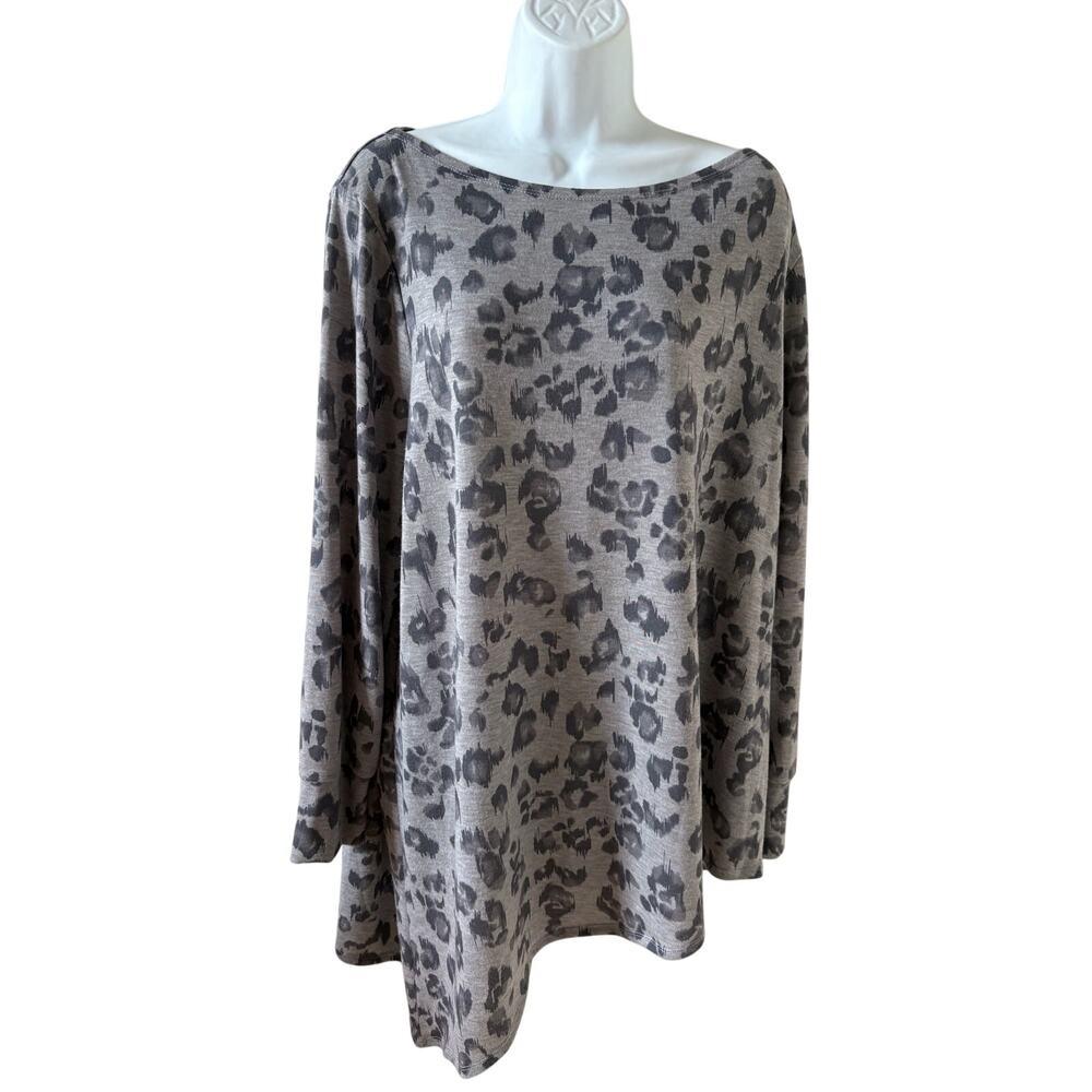 Chicos Tunic Top Leopard Print Asymmetrical Hem Womens size 3 / XL